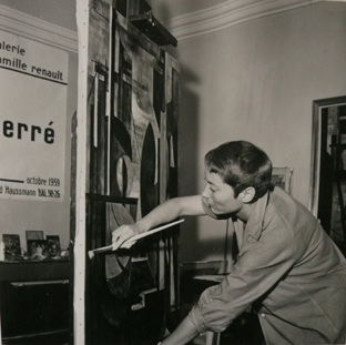 Danièle Perré dans son atelier en 1959.